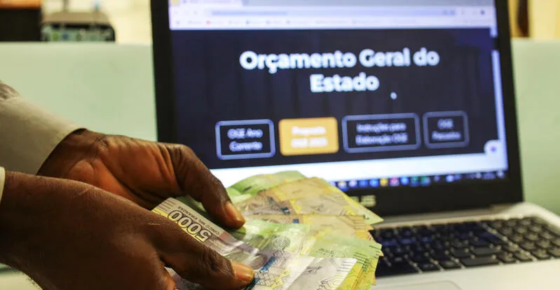 Barril de petróleo acima dos 70 USD reduz défice em 2 biliões Kz