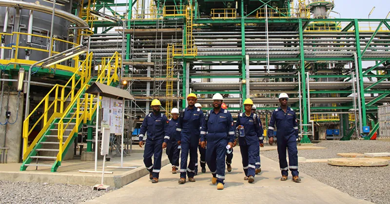 Funcionários da Refinaria de Luanda a caminhar para as suas actividades laborais.