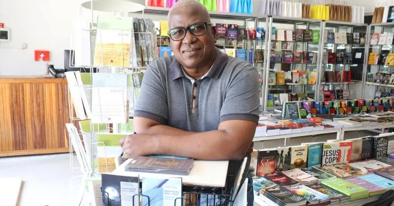 "Algumas pessoas da classe média compravam quatro livros por mês, hoje compram um ou dois"