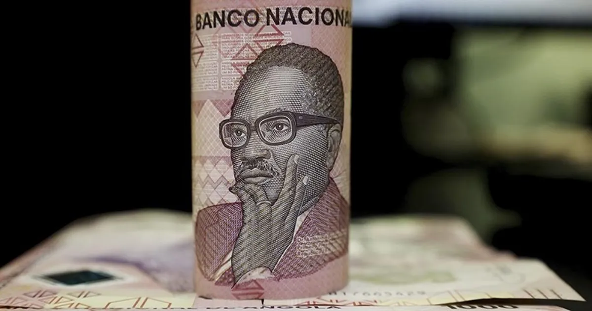 Kwanza "estacionado" face ao dólar mas afunda 13% em relação ao euro