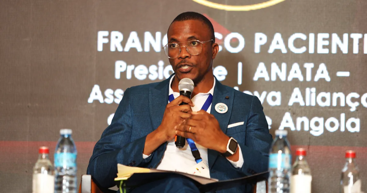 Circulam mais de 50 mil táxis "azuis e brancos" em Luanda e apenas 12 mil estão licenciados