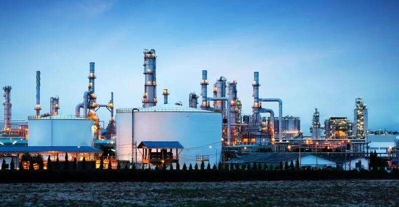 Brent sobe e WTI recua em sessão marcada por tensão geopolítica e queda das reservas dos EUA