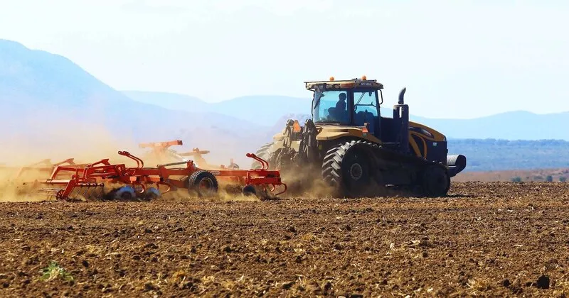 Preparação da terra para futura plantação agrícola na Fazenda Santo António, Kibala.