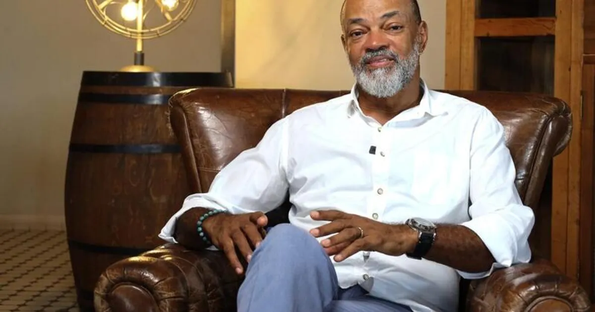"O artista só é lembrado quando vai servir alguma questão política"