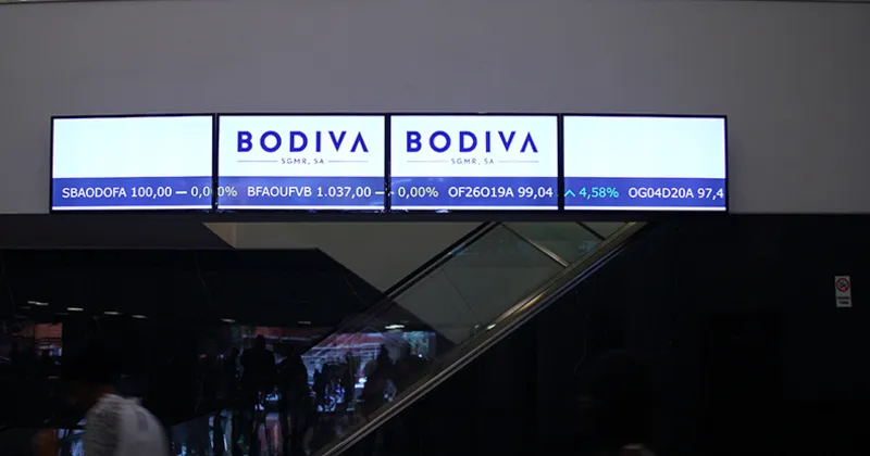 Vista da sala da BODIVA - Bolsa de Dívida e Valores de Angola, com as variações das bolsas de valores.