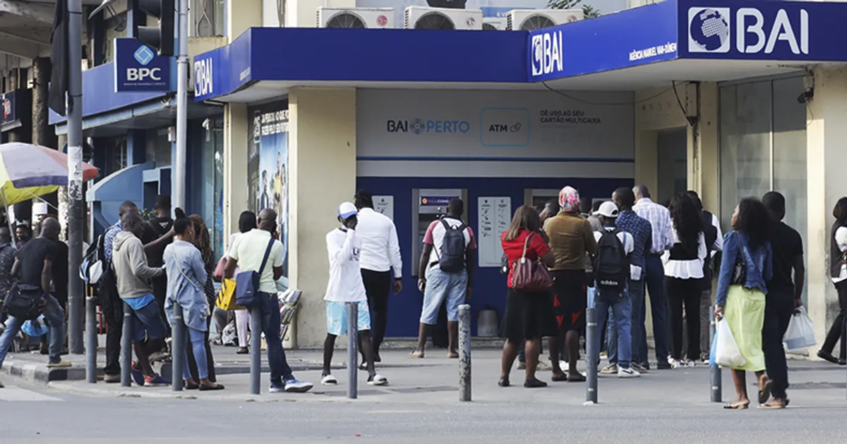 Uso dos canais digitais cresce mas longas filas nos ATMs continuam