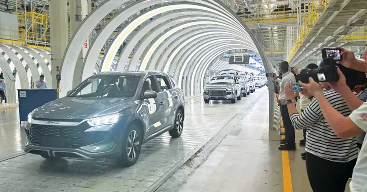 Mercado dos carros eléctricos "explode" na China com mais de 130 marcas