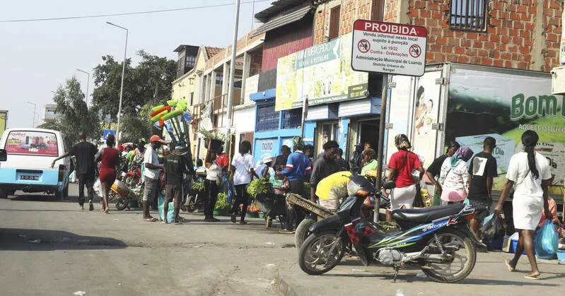 Vendedoras ambulantes resistem ao programa de reordenamento do comércio em Luanda
