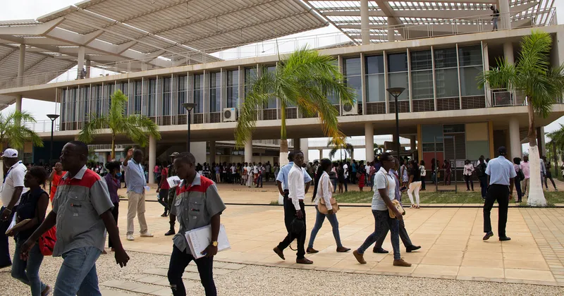 Candidatos a concorrer por uma vaga na Universidade Agostinho Neto, na Cidade Universitário, sita no