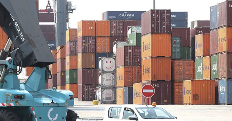 Terminal multiosos do Porto de Luanda com contentores