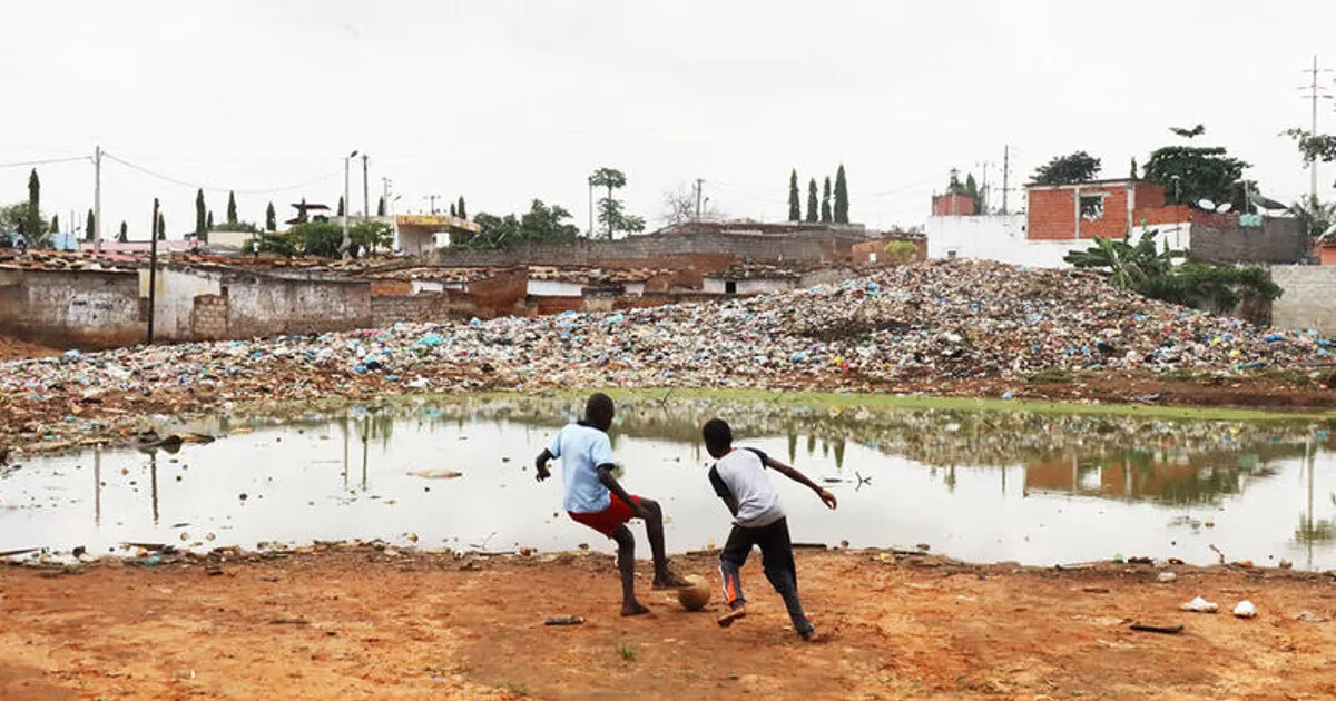 Lixo a céu aberto na periferia de Luanda reflecte exclusão social