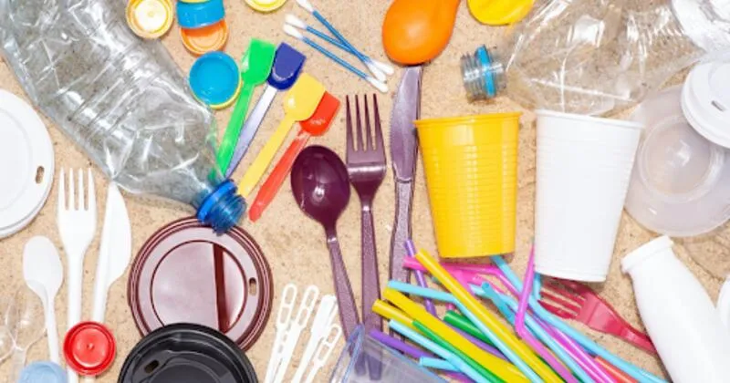 Venda ilegal de plásticos descartáveis mantém-se no comércio em Luanda