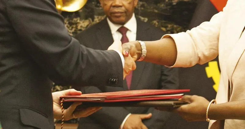 Presidente já assinou 20,2 mil milhões USD em ajustes directos este ano