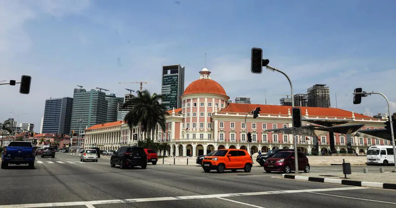 Vista frontal do edifício sede do Banco Nacional de Angola.