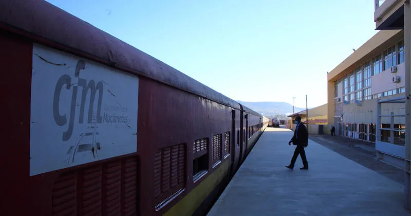 Passageiro a subir numa das carruagens dos Caminhos de Ferro de Moçâmedes - CFM.