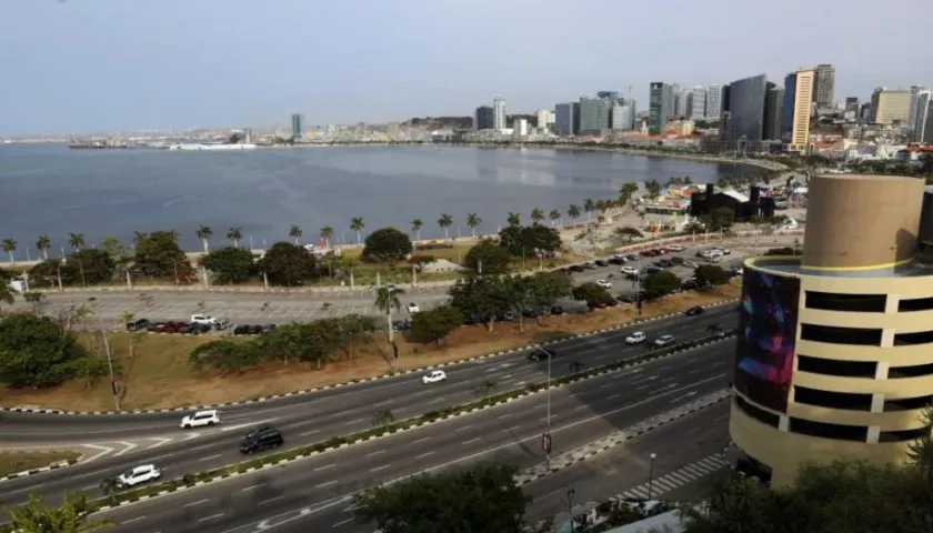 ÁGUA DA BAÍA DE LUANDA «MUDOU» DE COR