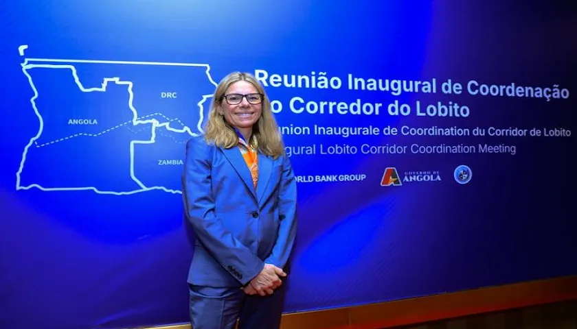 PREDADOR NECRÓFAGO ATENTO AO CORREDOR DO LOBITO