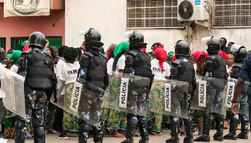 PARLAMENTO DO MPLA CHUMBA (É CLARO!) VOTO DE PROTESTO DA UNITA