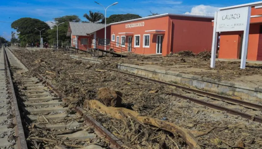 No Corredor Do Lobito, Mercadorias Viajam Em… Camião