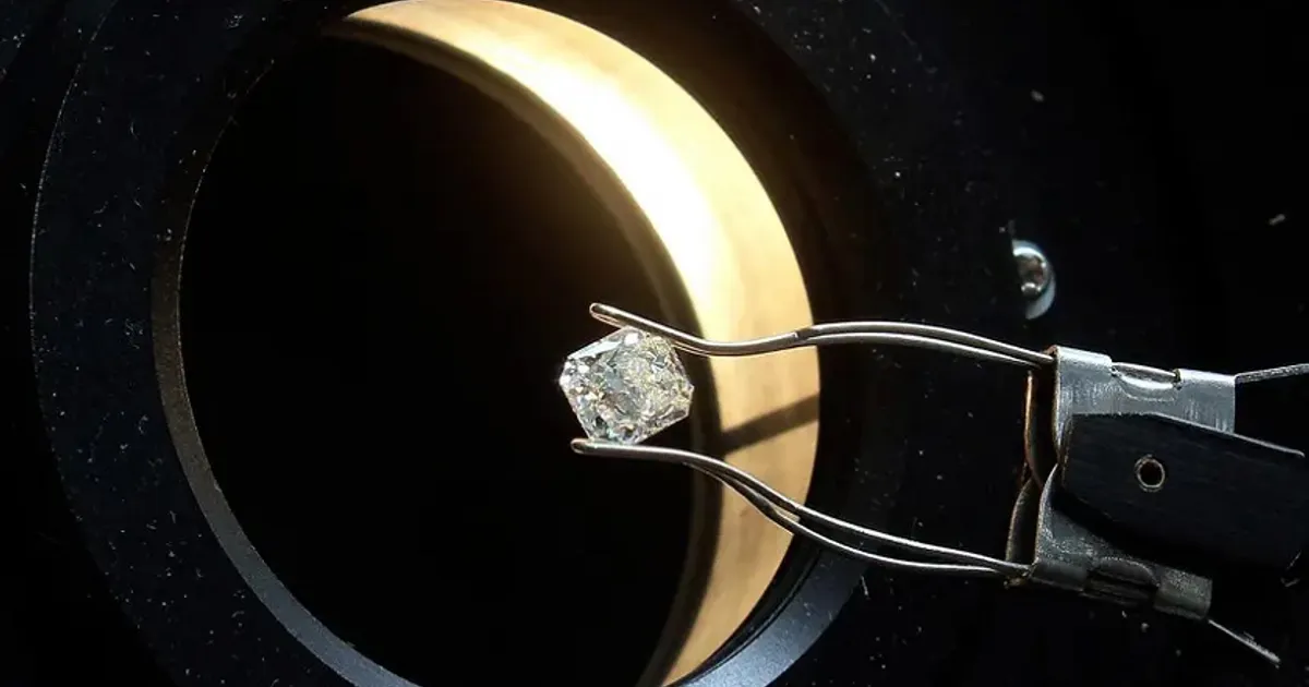 Leilão Por Via Electrónica De 36 Diamantes