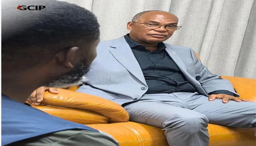 «por Uma Angola Mais Democrática»