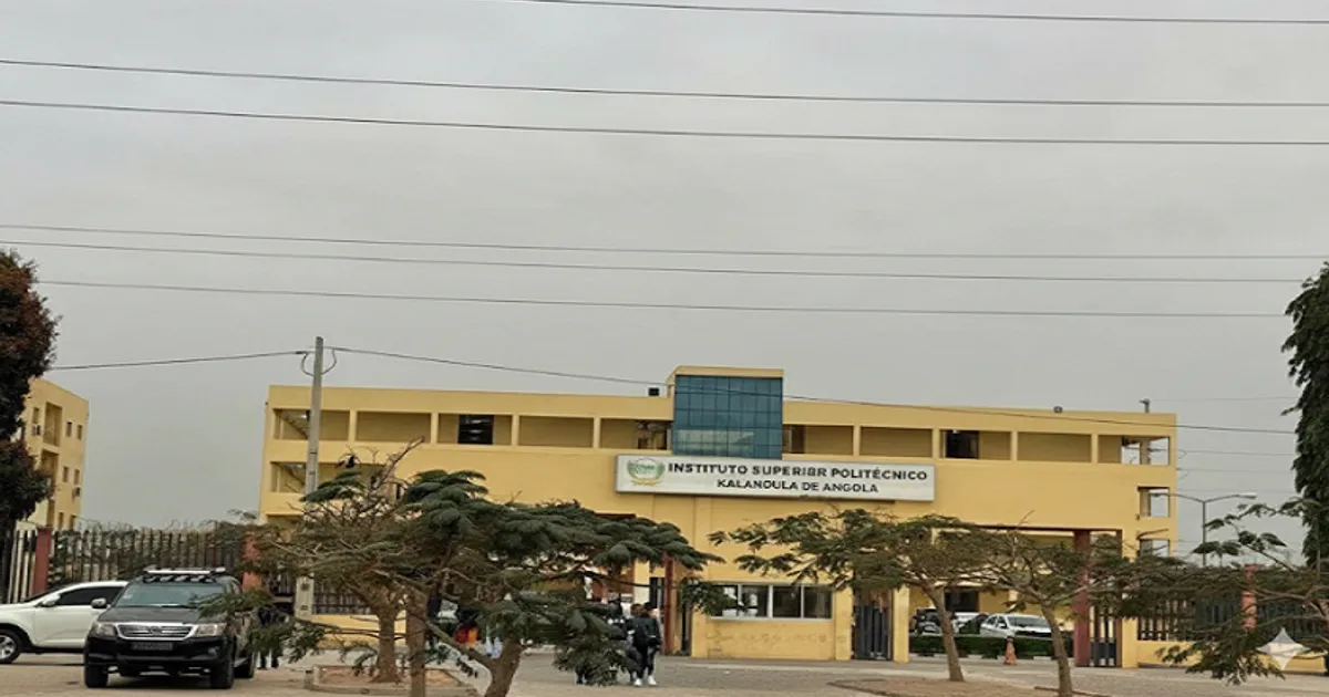 Ispeka À Deriva E Estudantes À Espera De Aulas