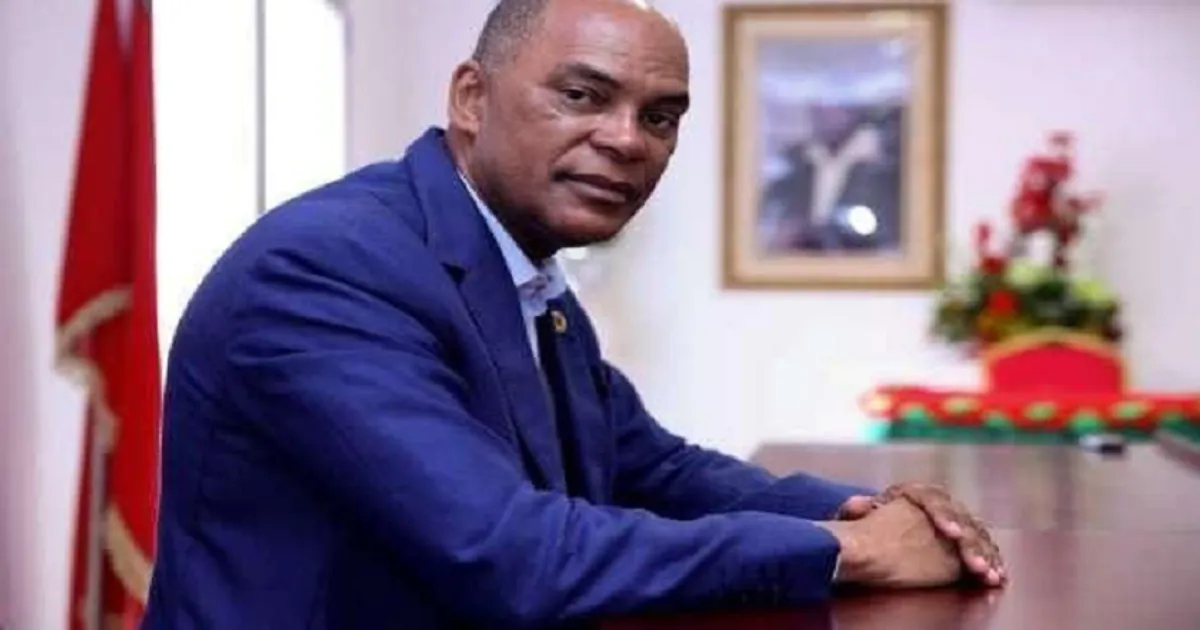 MPLA Forçado A Condecorar Holden Roberto E Savimbi