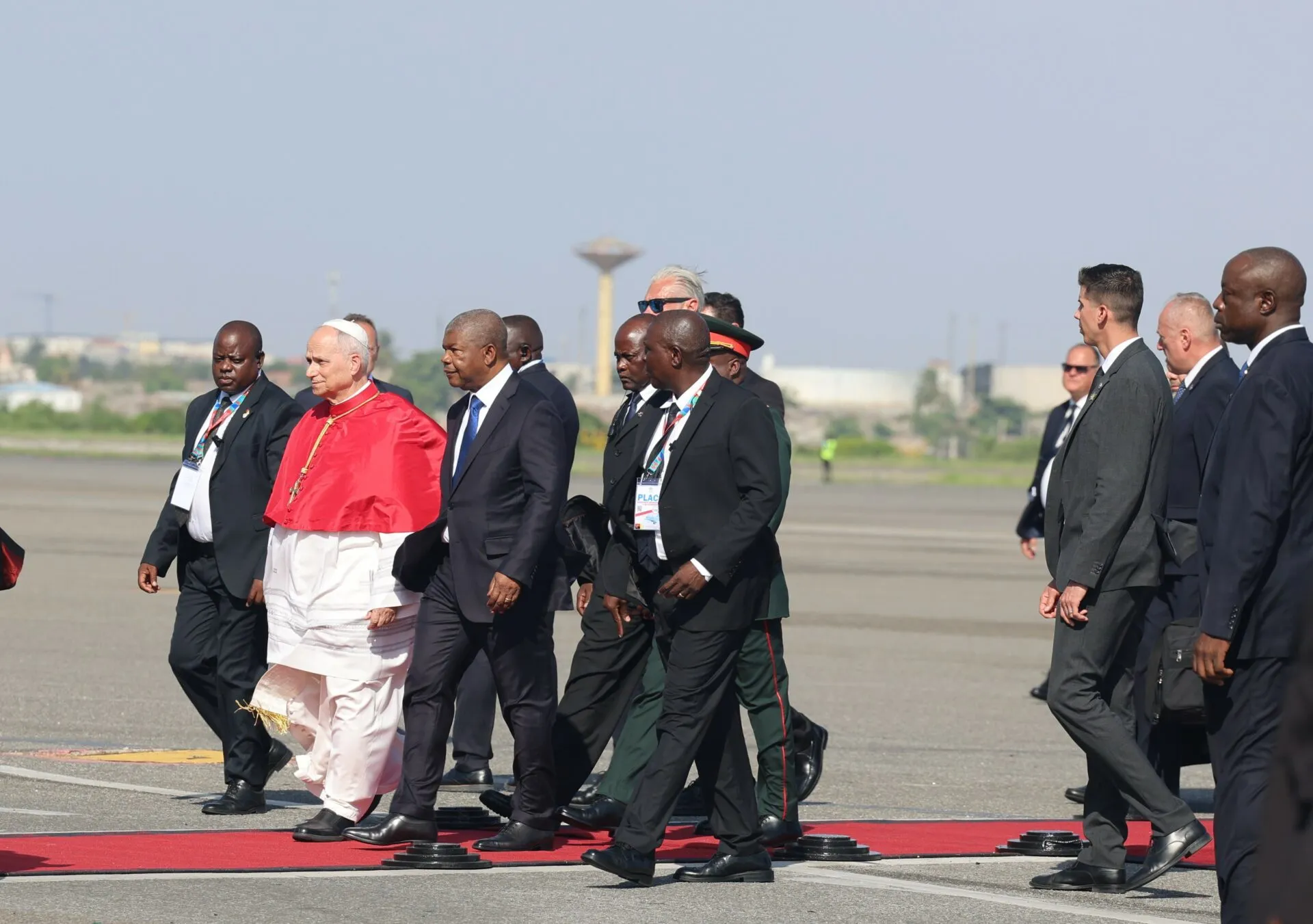 PR João Lourenço recebe Papa Leão XIV para visita de três dias a Angola