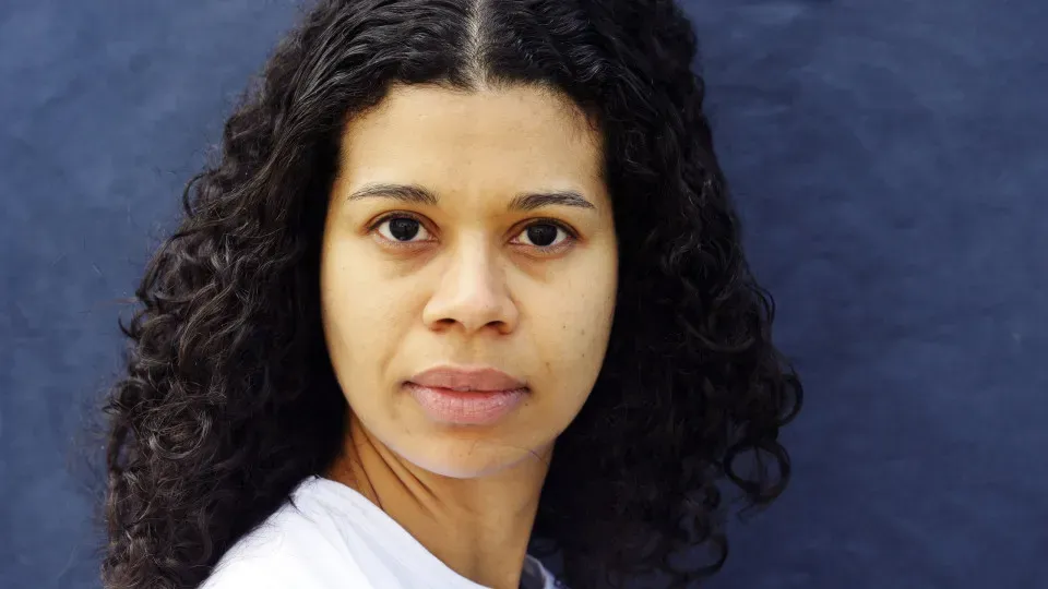 “Assim na terra como embaixo da terra” coloca brasileira Ana Maia entre finalistas do Prémio Booker Internacional