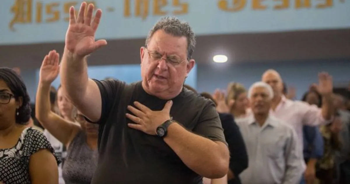 Adesão ao catolicismo cai e evangélicos já somam 26,9% da população brasileira