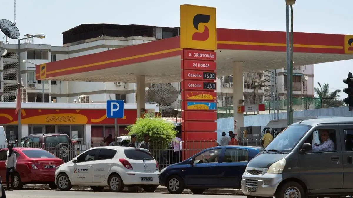 Governo angolano admite crise de combustível em todo o país com a Sonangol a enfrentar dificuldades financeiras para o abastecimento