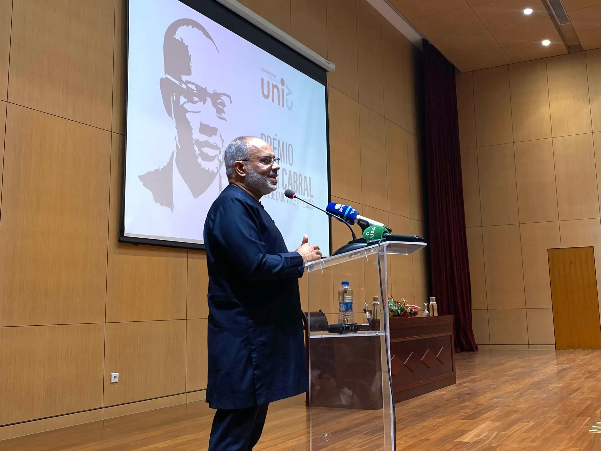 Carlos Lopes emocionado ao receber o primeiro Prémio Amílcar Cabral