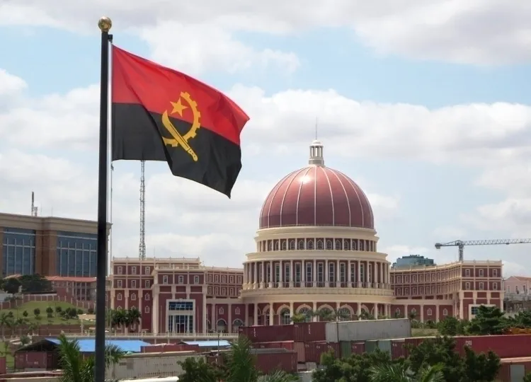 Fitch mantém ‘rating’ de Angola e alerta para risco eleitoral nas contas públicas
