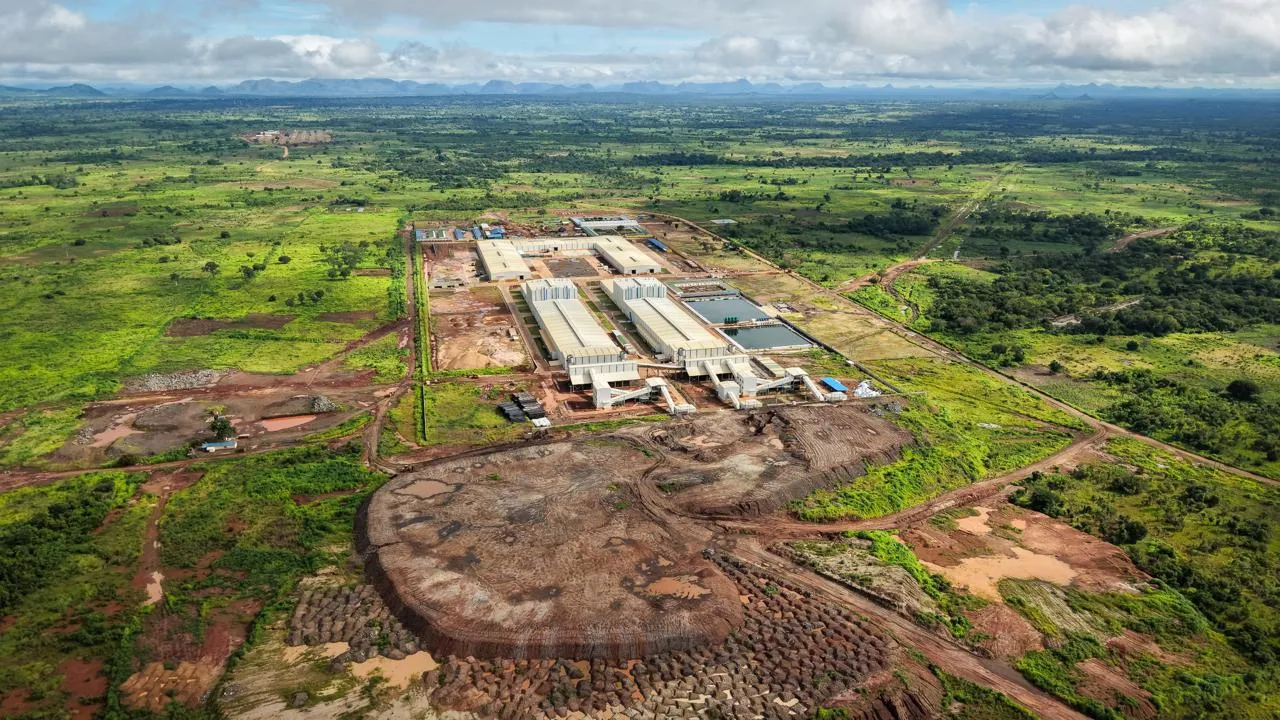 Governo moçambicano inaugura fábrica de processamento de grafite avaliado em cerca de 200 milhões USD