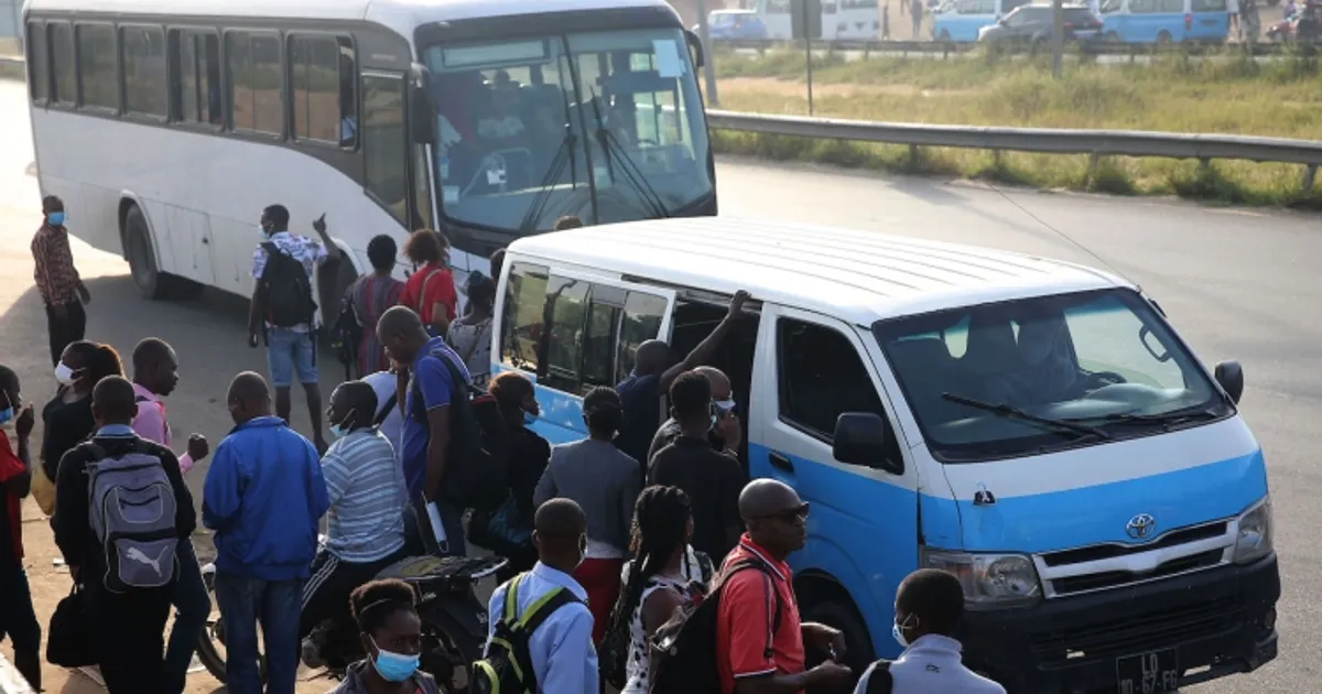 Aumento do preço do gasóleo em Angola força Governo a subir corrida dos transportes públicos colectivos