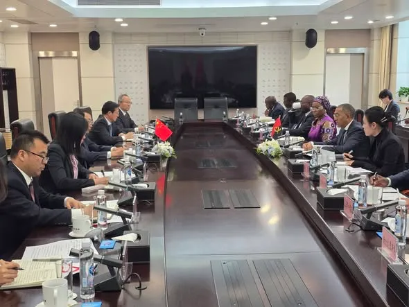 Angola reforça parceria com à China para captar investimento em petróleo e minerais