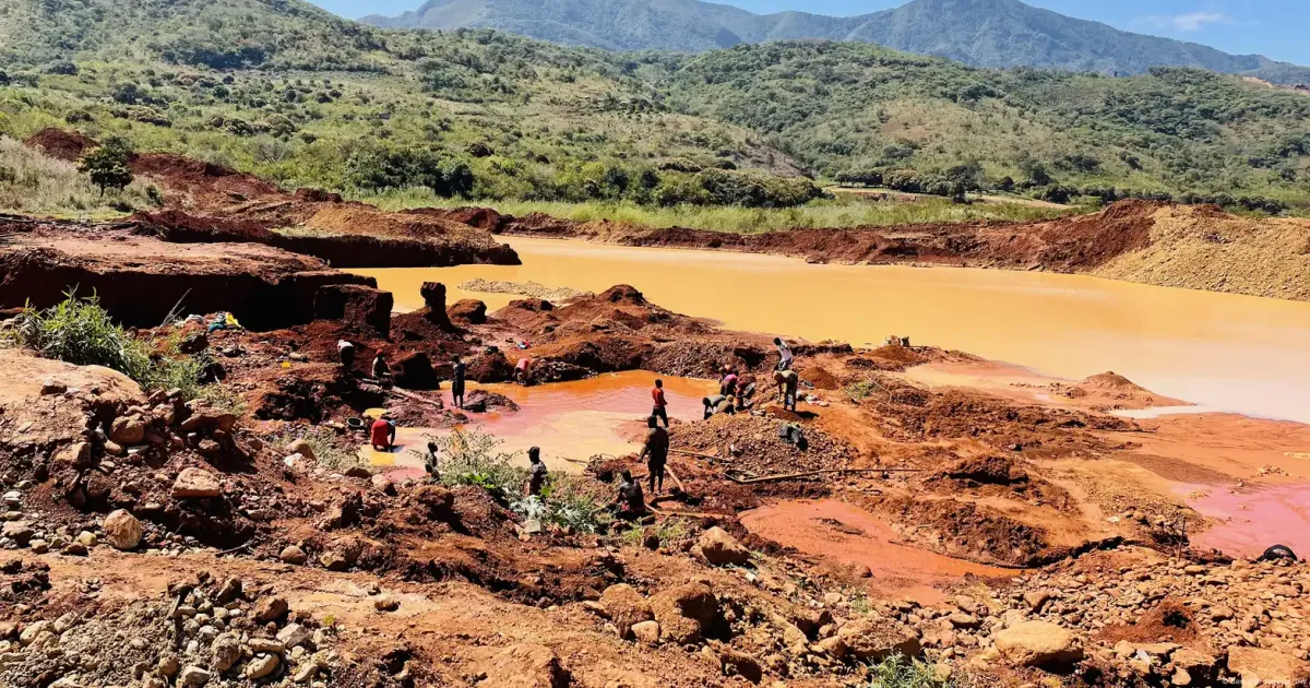 Moçambique cria comissão de recuperação ambiental após suspender licenças mineiras em Manica