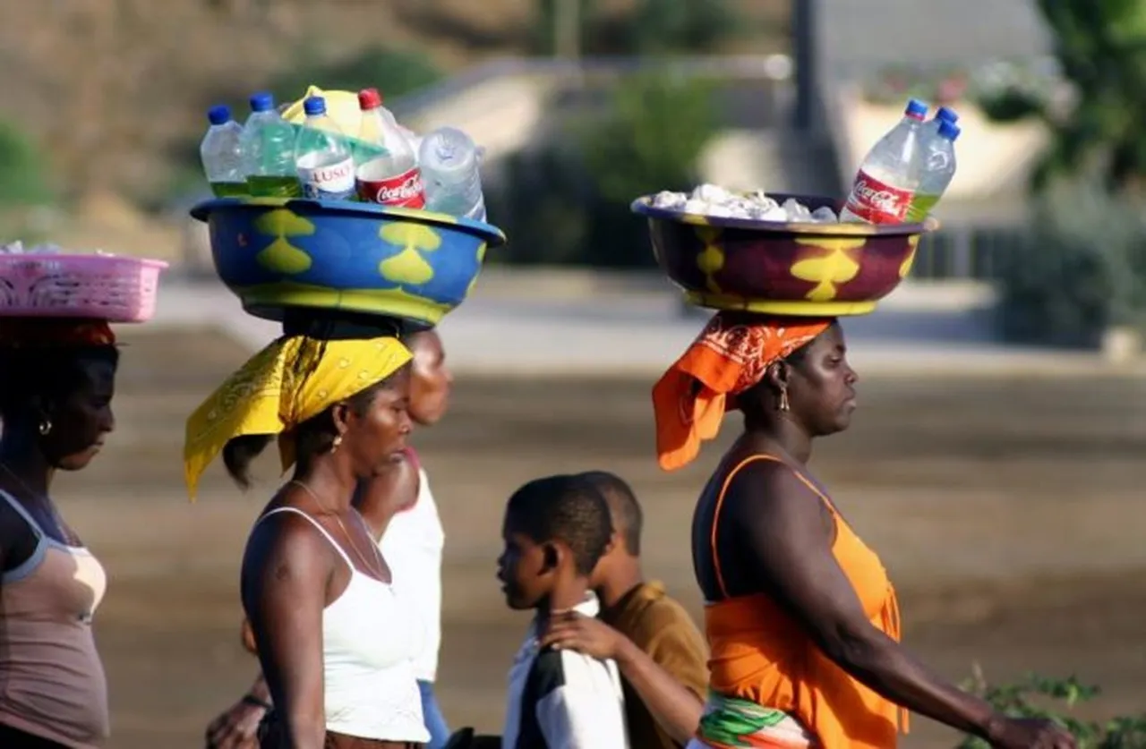 Trabalho não remunerado vale 247 milhões de euros em Cabo Verde e recai sobretudo sobre as mulheres