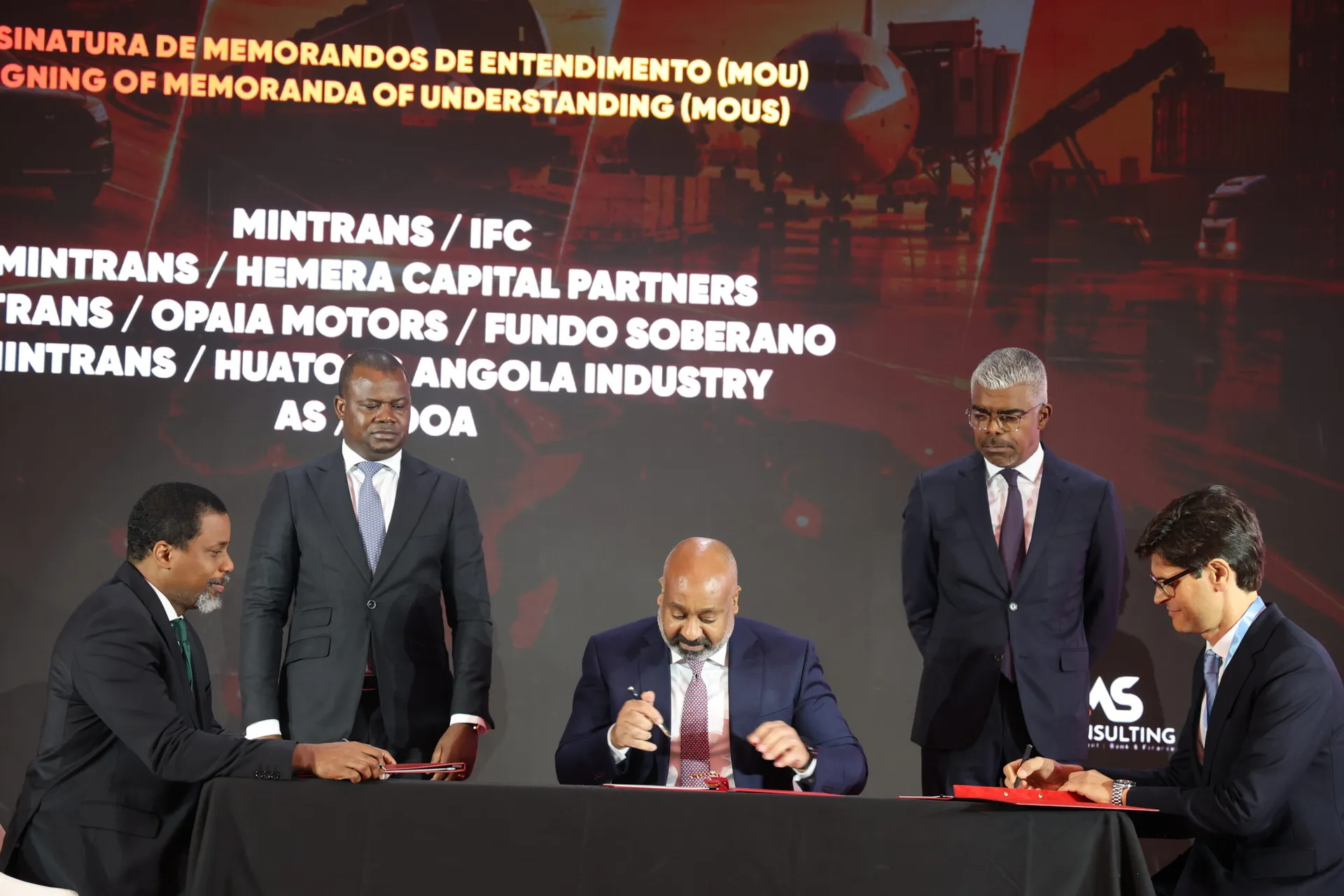 Angola prevê introduzir 1.000 autocarros eléctricos na primeira fase do Ondjila Green