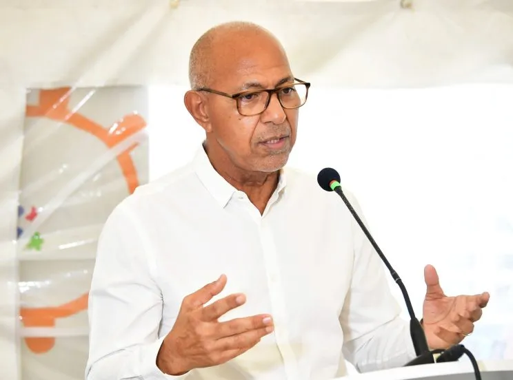 “Ninguém deve pagar para aprender”, diz ministro ao defender formação como motor do emprego em Cabo Verde