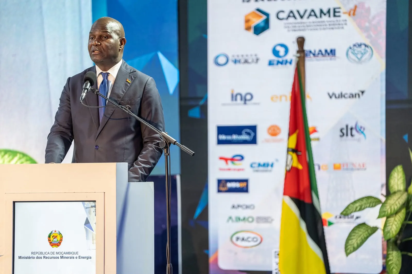 Daniel Chapo exige que investimentos de 4,2 mil milhões de dólares em Moçambique se traduzam em projectos concretos