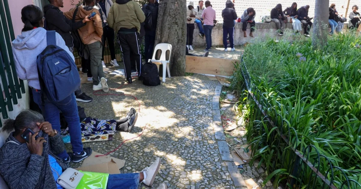 Imigrantes em Portugal dormem na rua para validar documentos