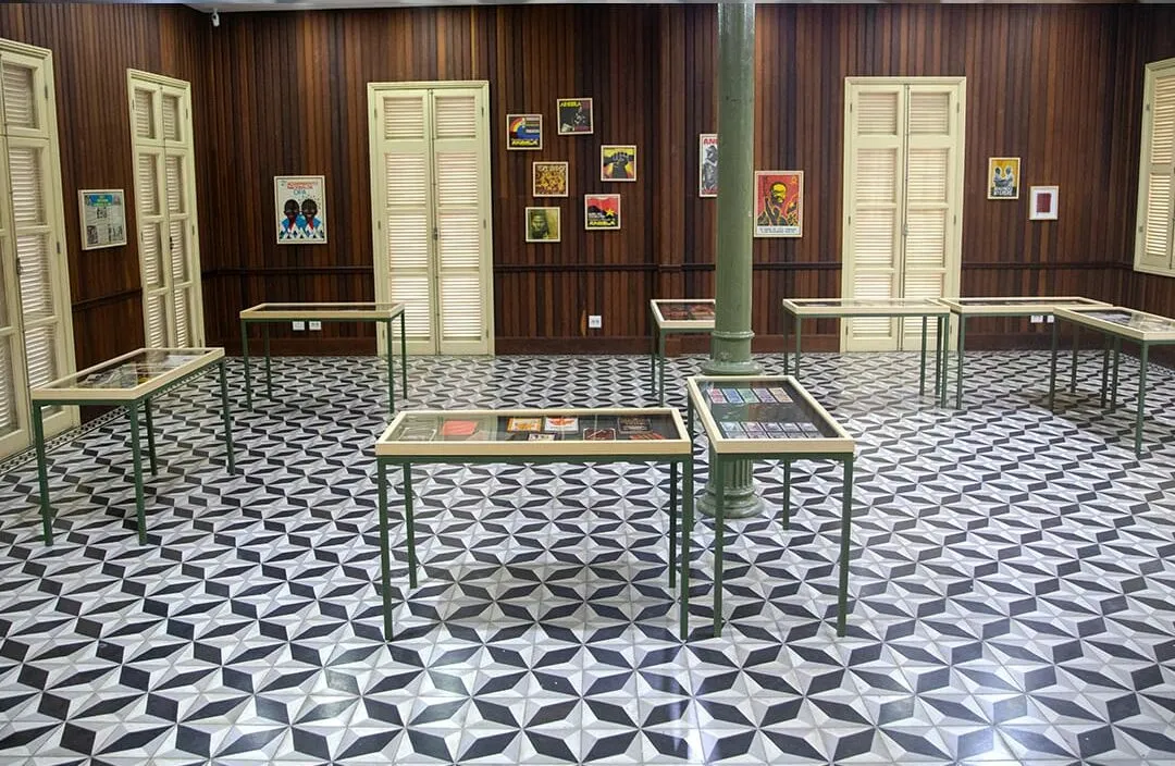 Fundação BAI resgata memória gráfica da independência em exposição no Palácio de Ferro