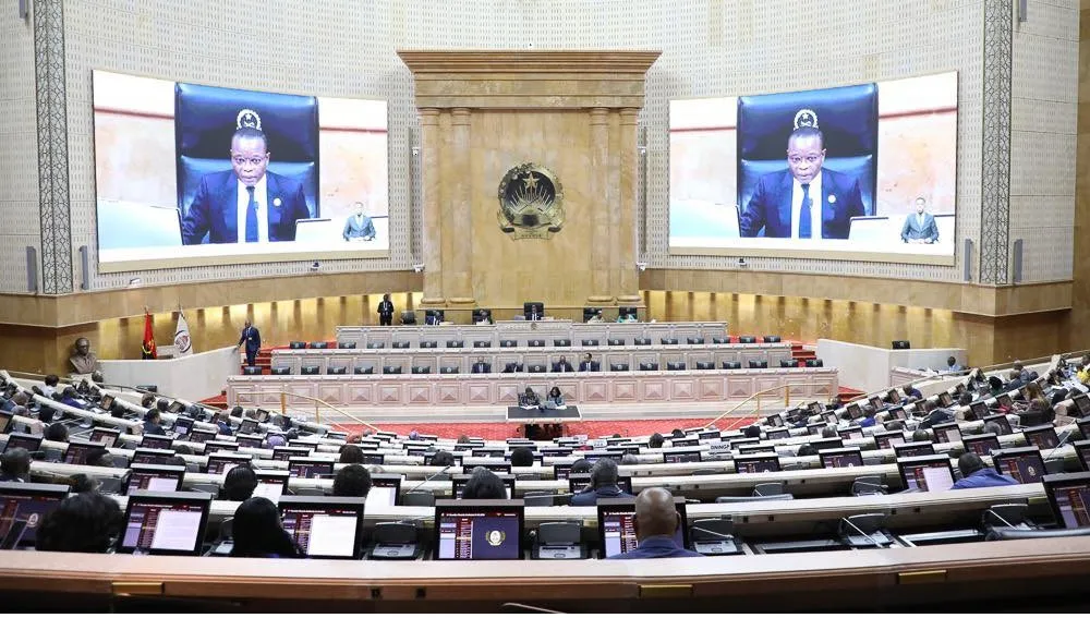 Parlamento angolano aprova lei contra fake news com chumbo da UNITA