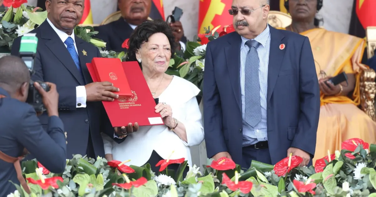 Primeiro Presidente de Angola distinguido com medalha dos 50 anos da Independência Nacional