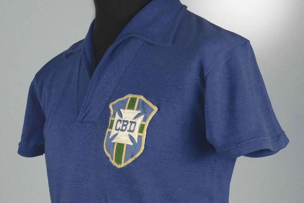 Camisola da primeira conquista mundial de Pelé atinge 4,9 milhões de dólares em leilão