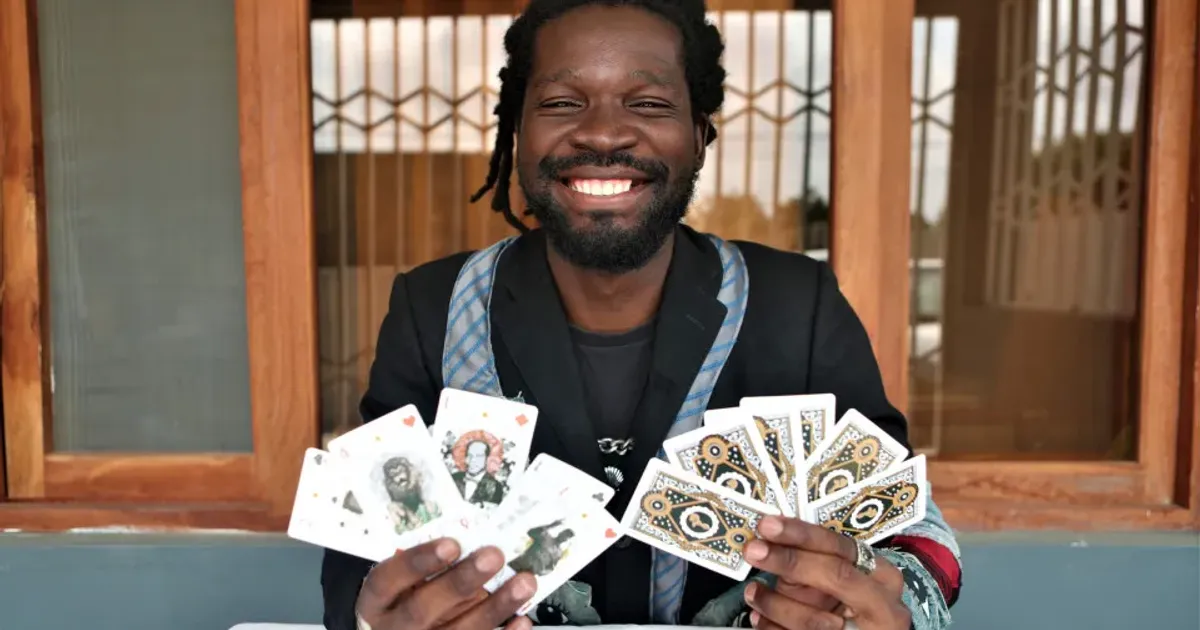 Artista moçambicano Lauro Munguambe cria primeiro baralho de cartas do país para ensinar e recordar