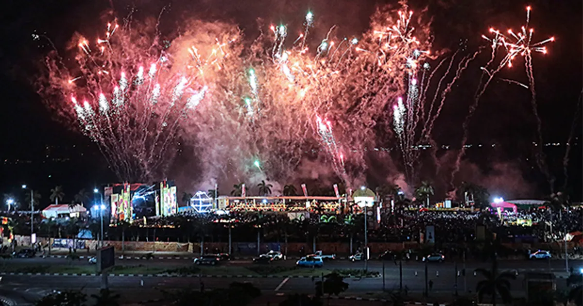 Show dos 50 anos de Independência de Angola leva milhares à Baía de Luanda