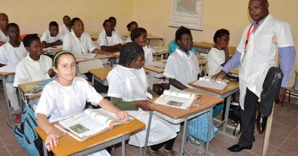 Ministério da Educação de Cabo Verde proíbe uso de telemóveis até 8.º ano nas escolas a partir do próximo ano lectivo