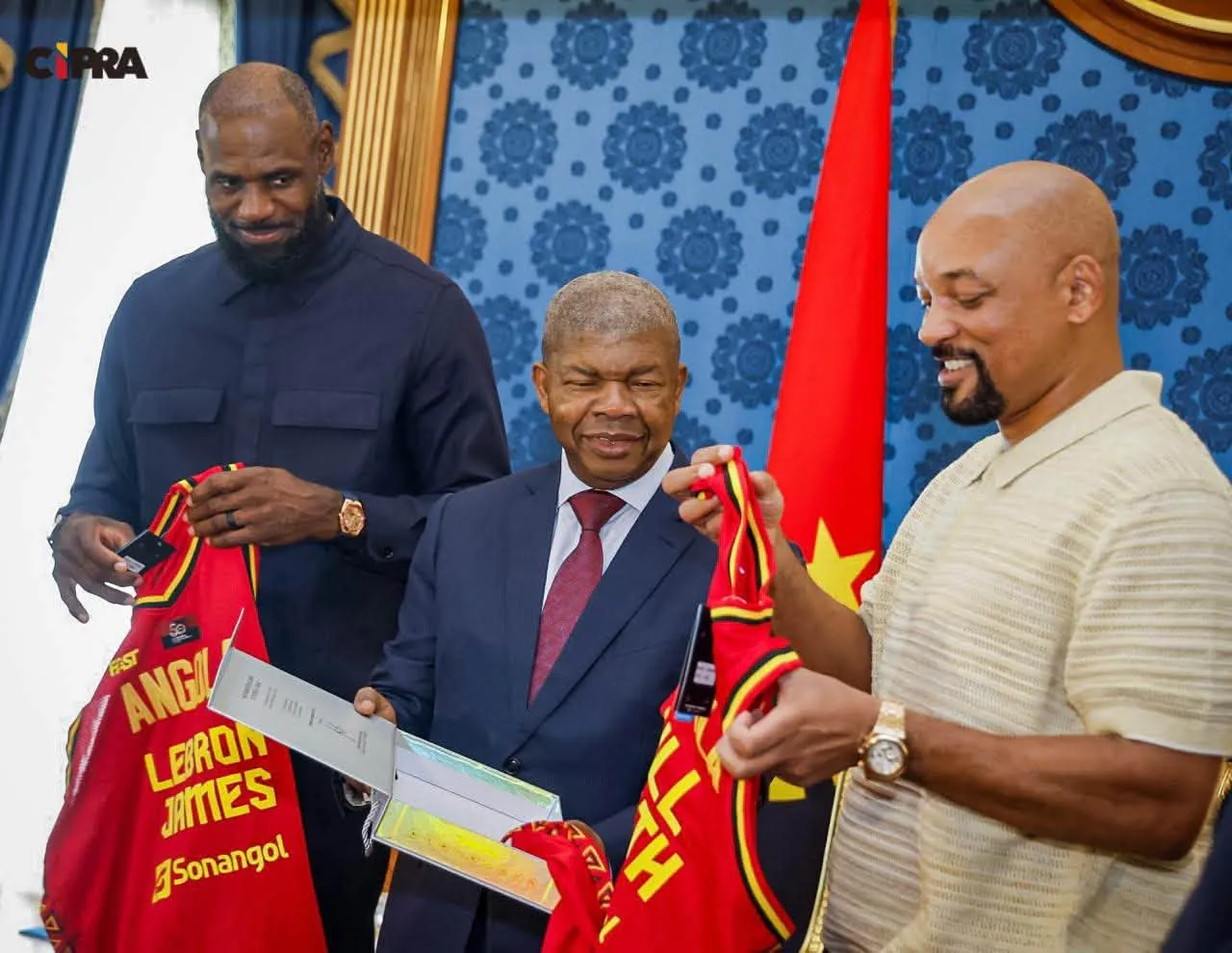 PR angolano oferece camisolas da selecção de basquetebol a Will Smith e LeBron James